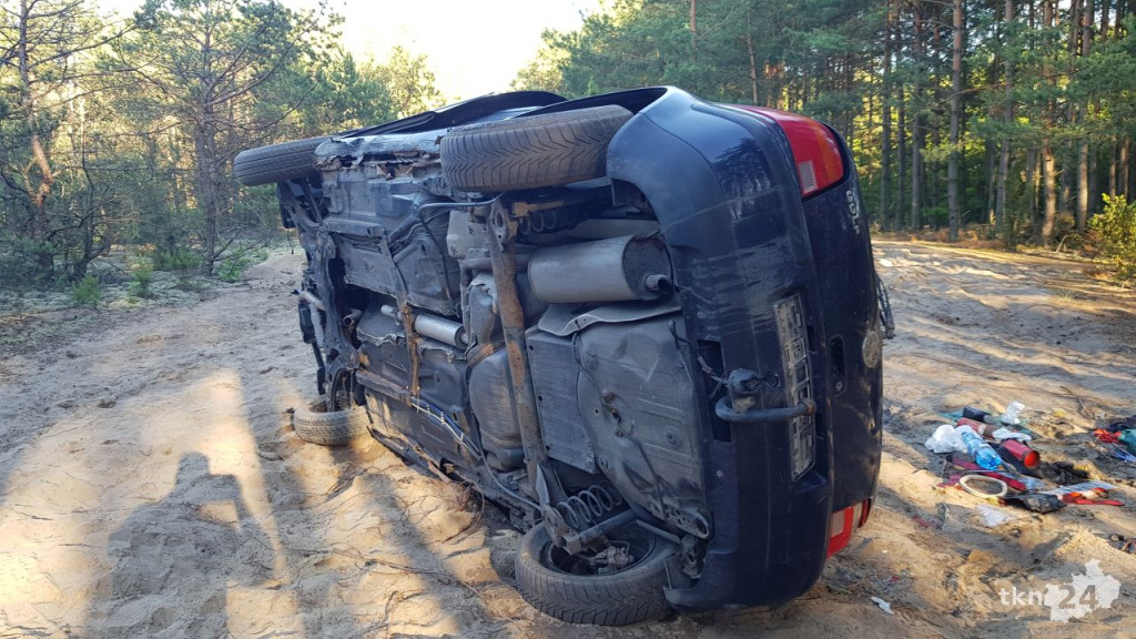 Tajemnicze auto spod Gowarczowa. Co robi golf od kilku tygodni w lesie? [zdjęcia]