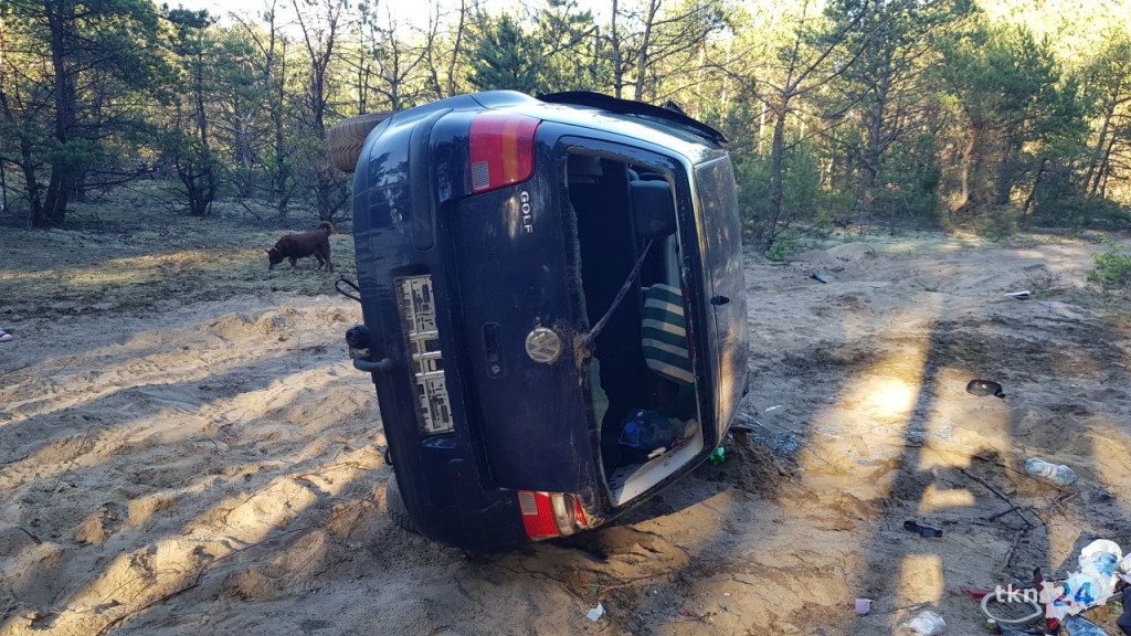 Tajemnicze auto spod Gowarczowa. Co robi golf od kilku tygodni w lesie? [zdjęcia]