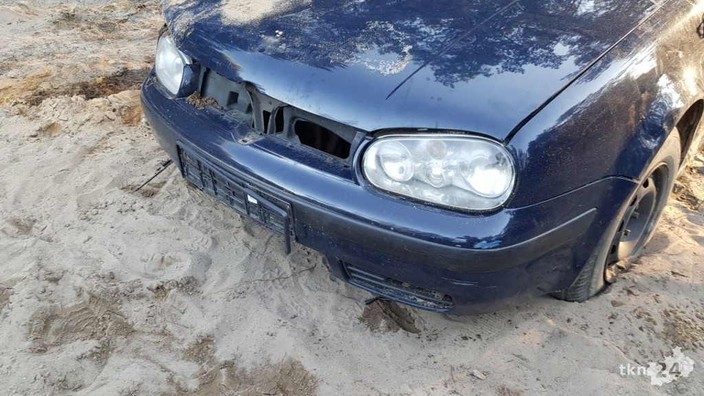 Tajemnicze auto spod Gowarczowa. Co robi golf od kilku tygodni w lesie? [zdjęcia]