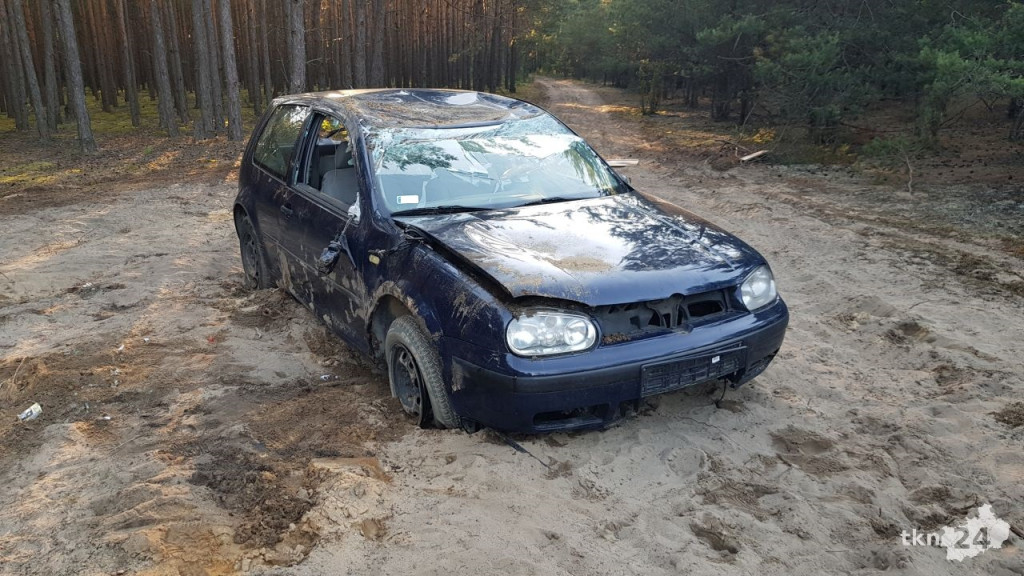 Tajemnicze auto spod Gowarczowa. Co robi golf od kilku tygodni w lesie? [zdjęcia]
