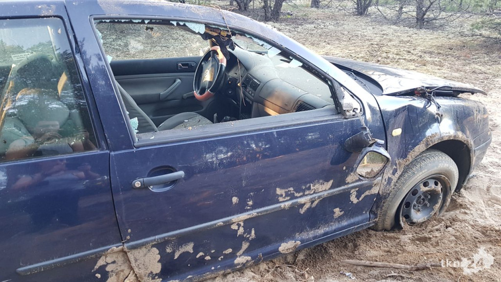 Tajemnicze auto spod Gowarczowa. Co robi golf od kilku tygodni w lesie? [zdjęcia]