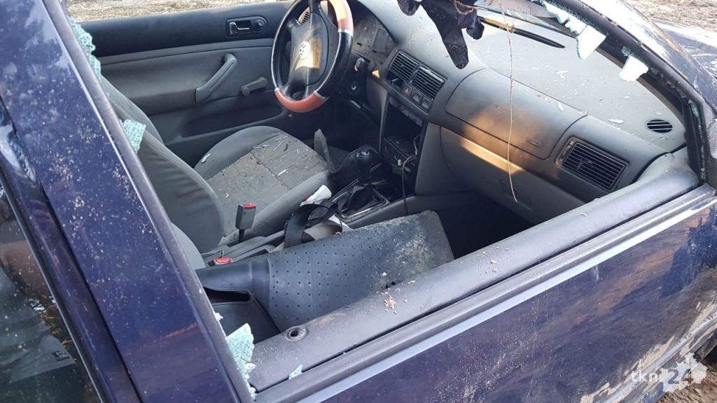 Tajemnicze auto spod Gowarczowa. Co robi golf od kilku tygodni w lesie? [zdjęcia]