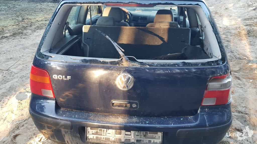 Tajemnicze auto spod Gowarczowa. Co robi golf od kilku tygodni w lesie? [zdjęcia]