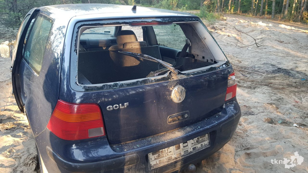 Tajemnicze auto spod Gowarczowa. Co robi golf od kilku tygodni w lesie? [zdjęcia]