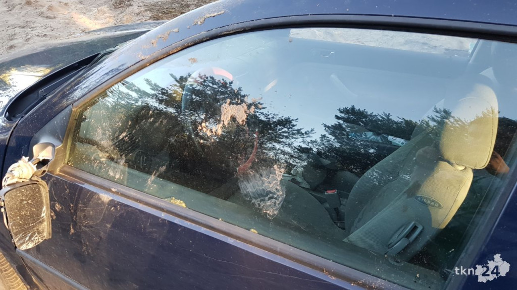 Tajemnicze auto spod Gowarczowa. Co robi golf od kilku tygodni w lesie? [zdjęcia]