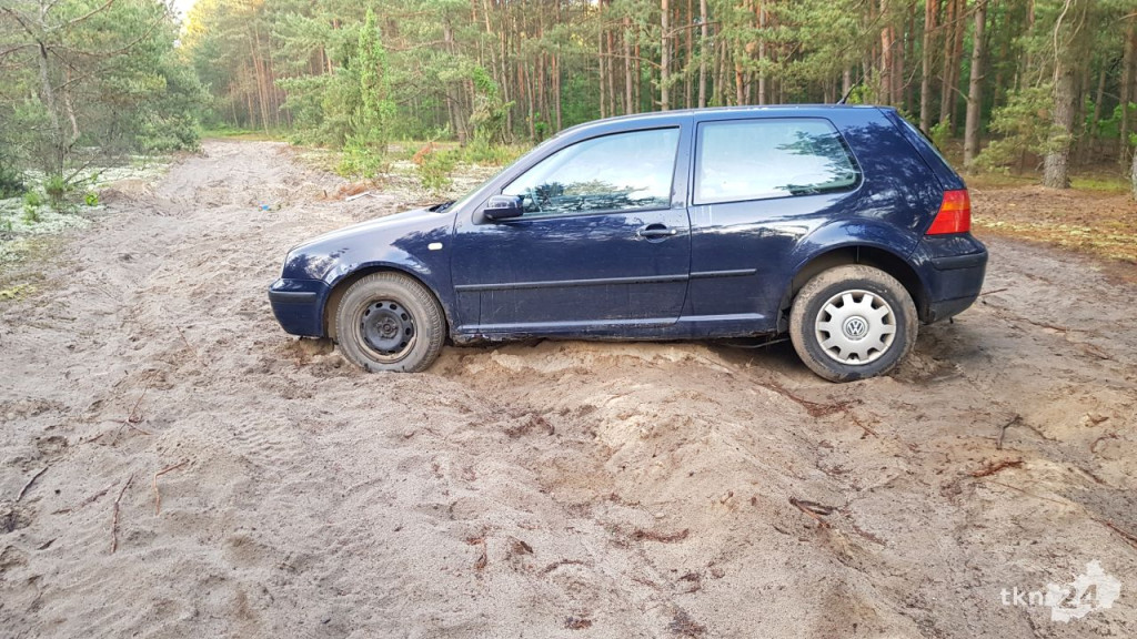 Tajemnicze auto spod Gowarczowa. Co robi golf od kilku tygodni w lesie? [zdjęcia]