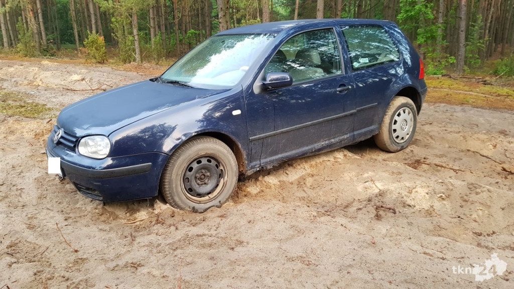 Tajemnicze auto spod Gowarczowa. Co robi golf od kilku tygodni w lesie? [zdjęcia]