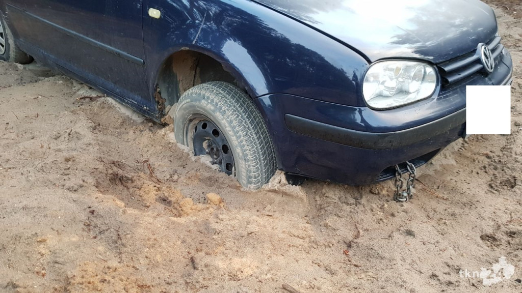 Tajemnicze auto spod Gowarczowa. Co robi golf od kilku tygodni w lesie? [zdjęcia]