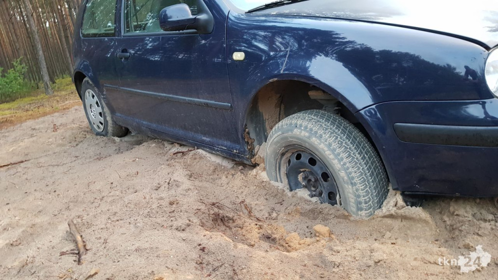 Tajemnicze auto spod Gowarczowa. Co robi golf od kilku tygodni w lesie? [zdjęcia]