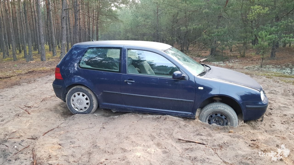 Tajemnicze auto spod Gowarczowa. Co robi golf od kilku tygodni w lesie? [zdjęcia]