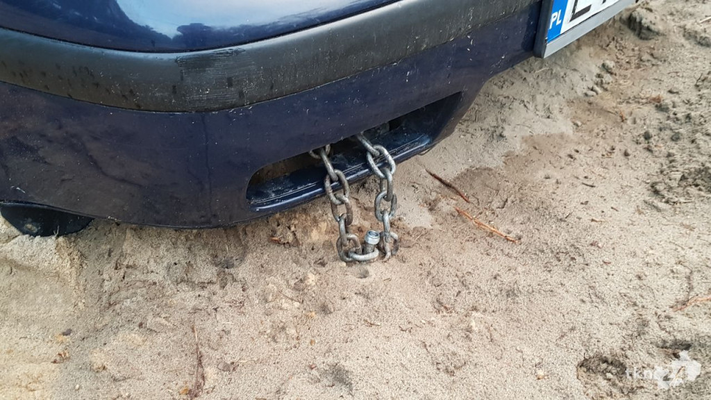 Tajemnicze auto spod Gowarczowa. Co robi golf od kilku tygodni w lesie? [zdjęcia]