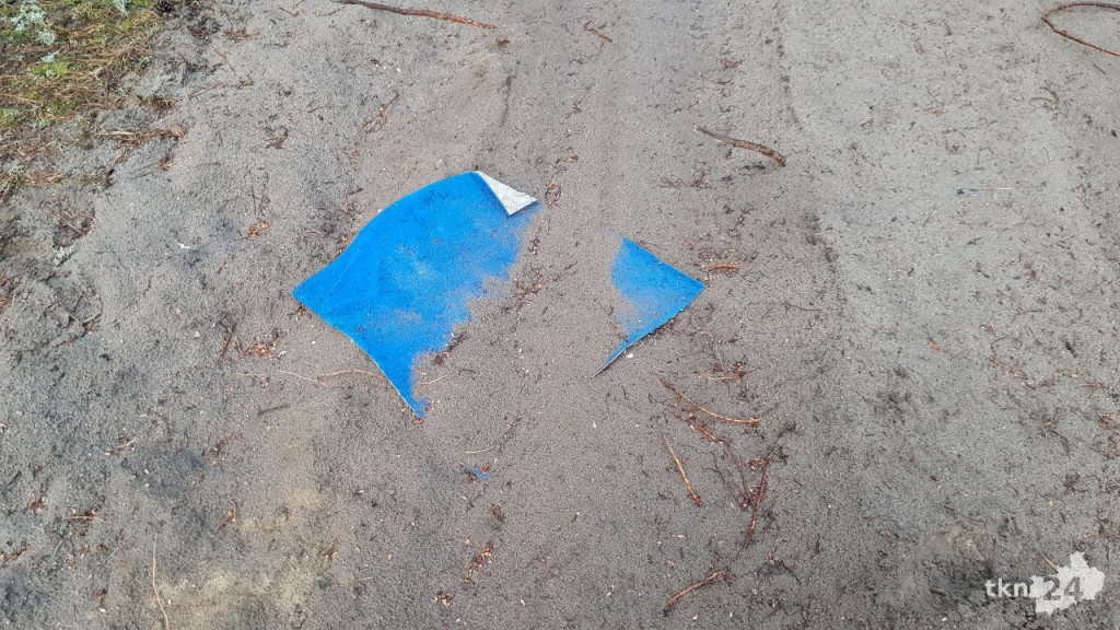 Tajemnicze auto spod Gowarczowa. Co robi golf od kilku tygodni w lesie? [zdjęcia]