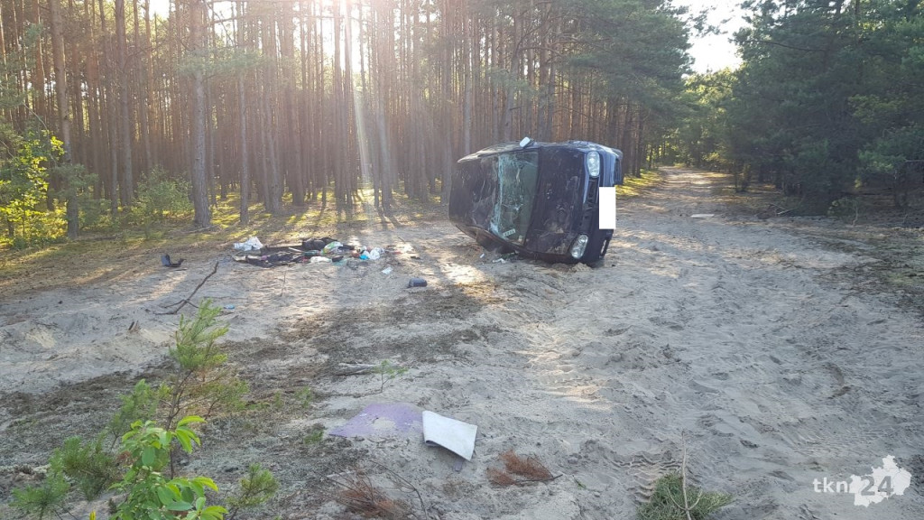 Tajemnicze auto spod Gowarczowa. Co robi golf od kilku tygodni w lesie? [zdjęcia]