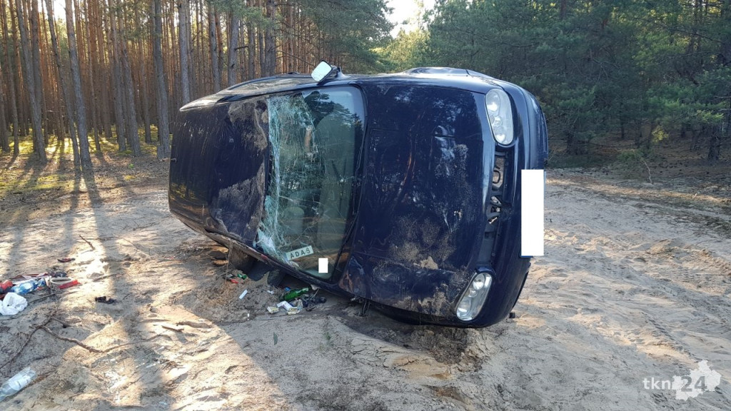 Tajemnicze auto spod Gowarczowa. Co robi golf od kilku tygodni w lesie? [zdjęcia]