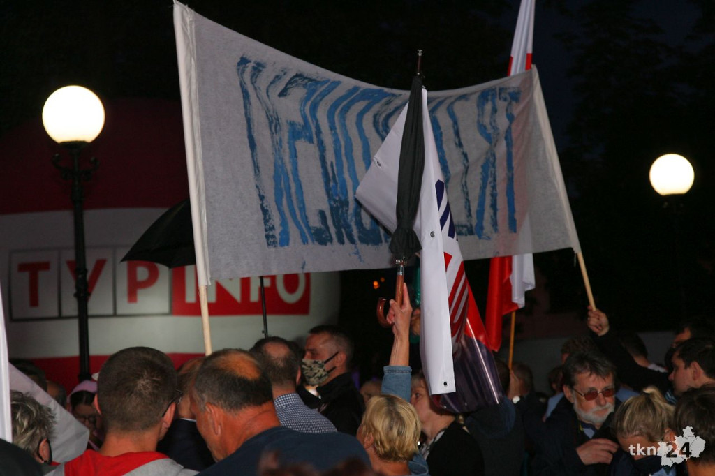 Debata i prezydent Duda w Końskich. Nie obyło się bez szarpaniny [wideo, zdjęcia]