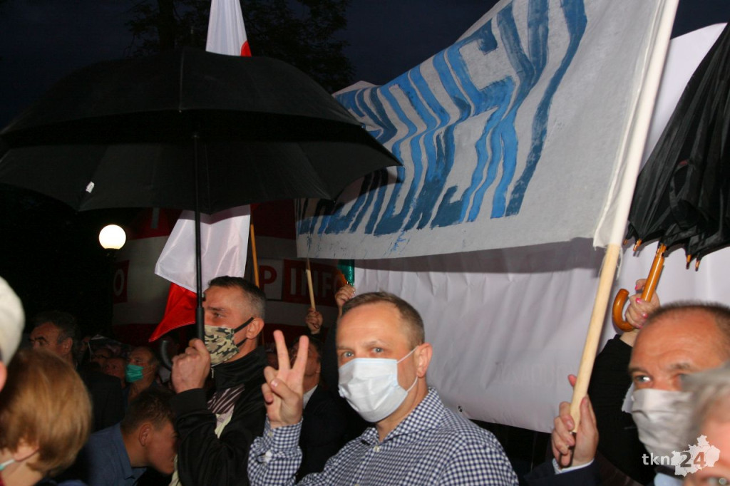 Debata i prezydent Duda w Końskich. Nie obyło się bez szarpaniny [wideo, zdjęcia]