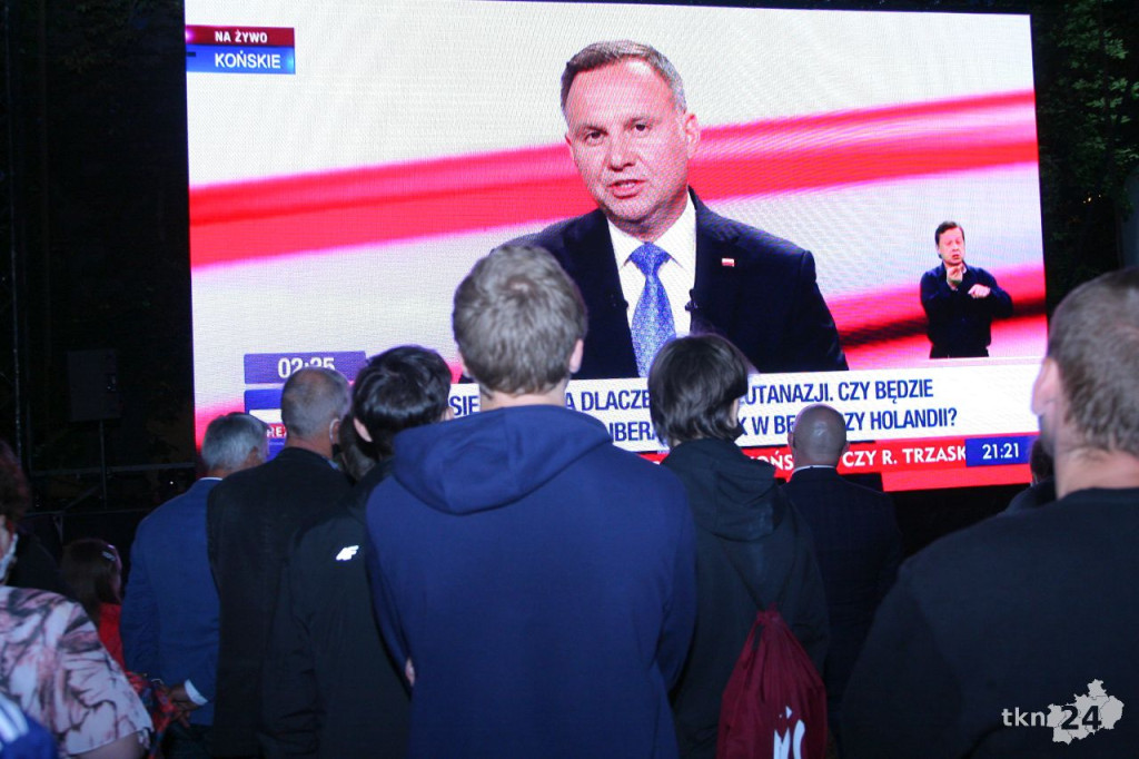 Debata i prezydent Duda w Końskich. Nie obyło się bez szarpaniny [wideo, zdjęcia]