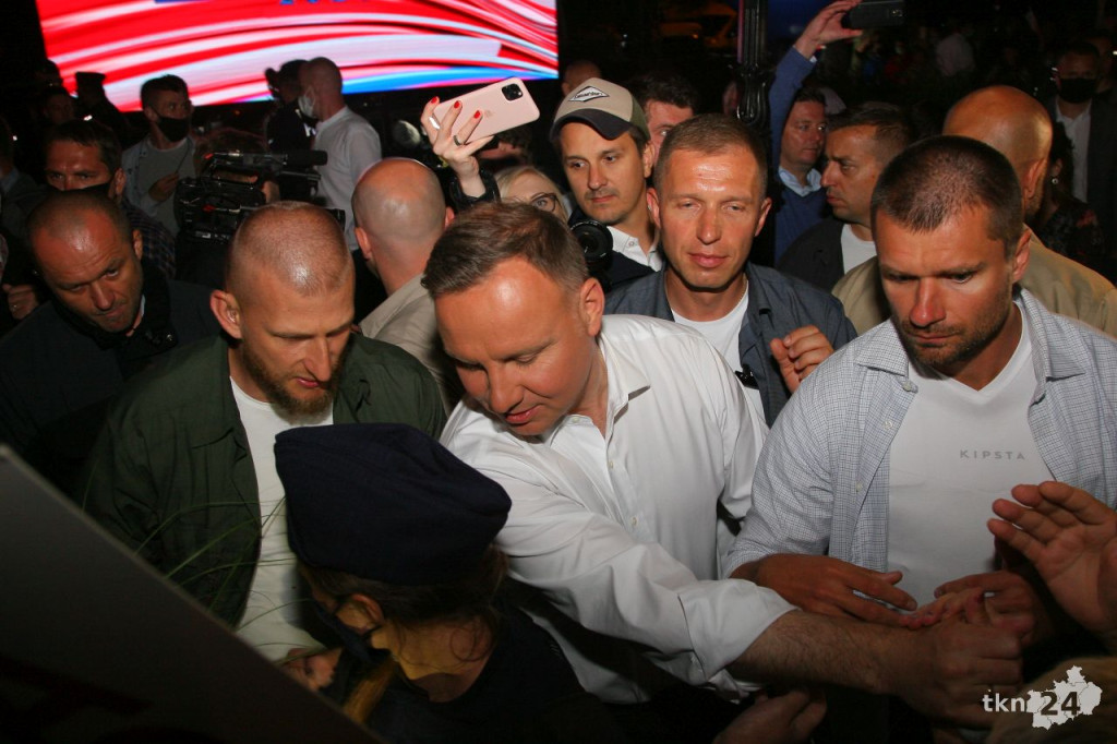 Debata i prezydent Duda w Końskich. Nie obyło się bez szarpaniny [wideo, zdjęcia]
