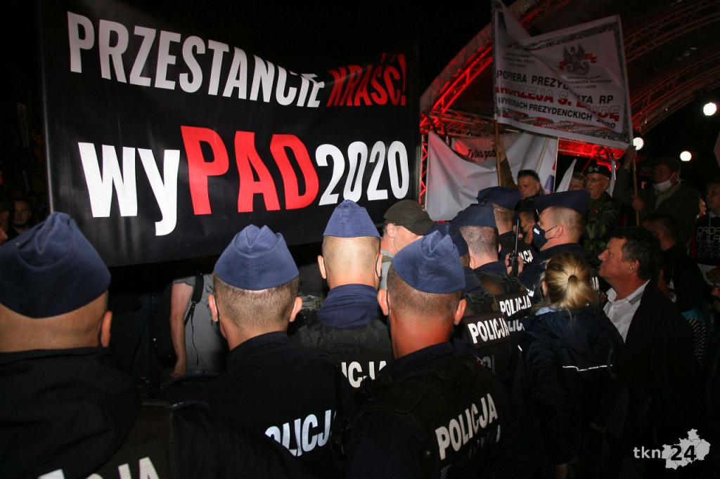 Debata i prezydent Duda w Końskich. Nie obyło się bez szarpaniny [wideo, zdjęcia]
