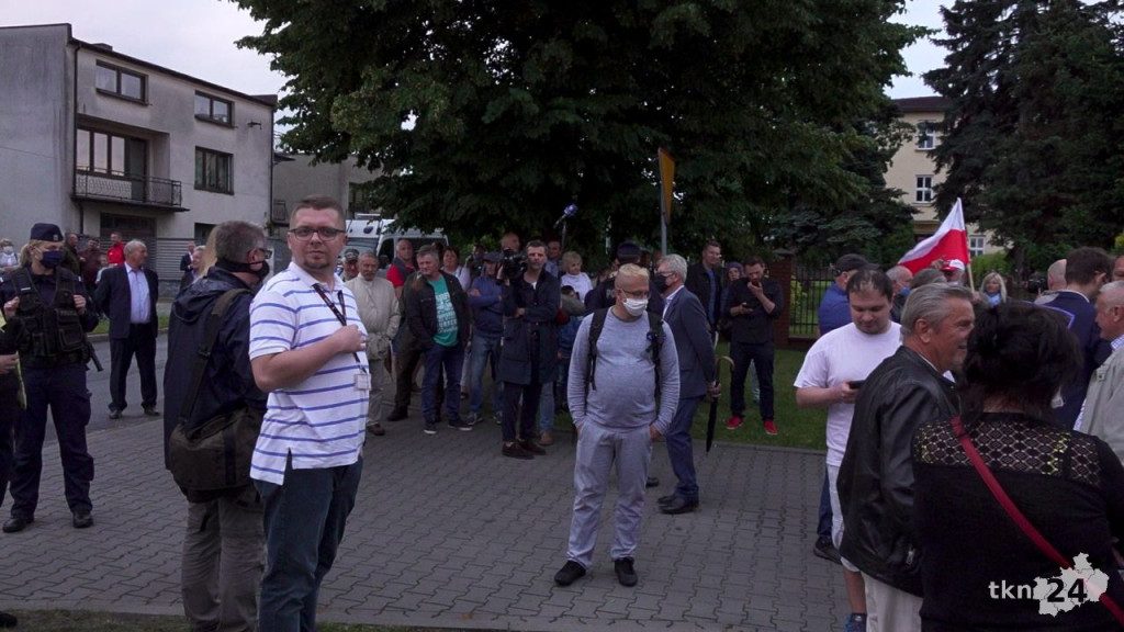 Debata i prezydent Duda w Końskich. Nie obyło się bez szarpaniny [wideo, zdjęcia]
