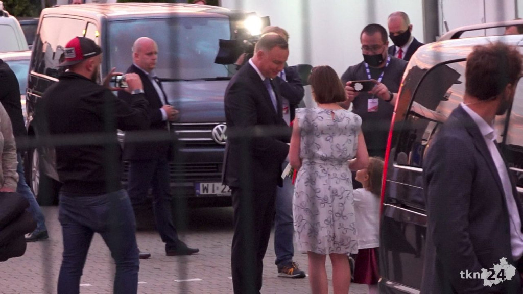 Debata i prezydent Duda w Końskich. Nie obyło się bez szarpaniny [wideo, zdjęcia]
