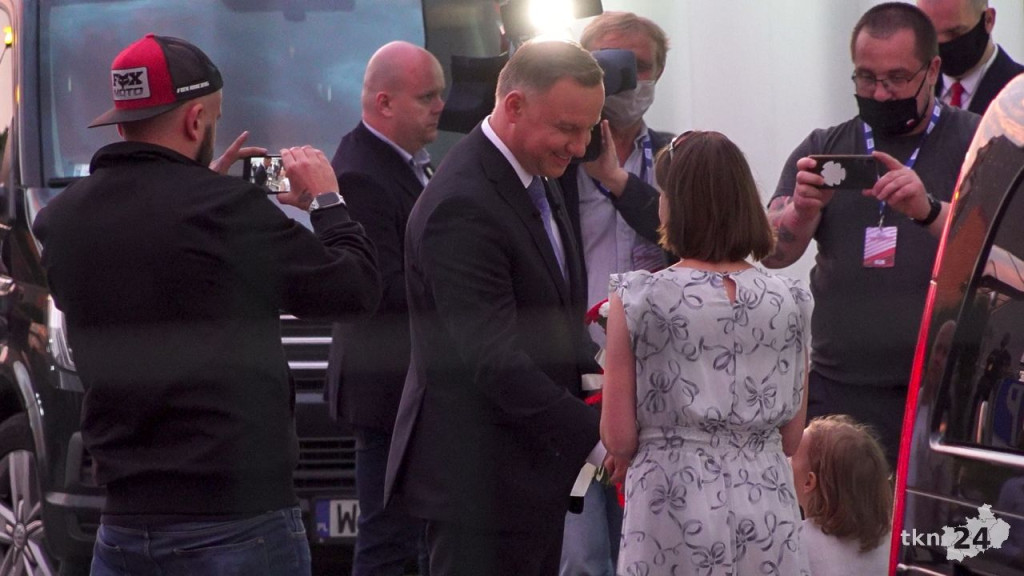 Debata i prezydent Duda w Końskich. Nie obyło się bez szarpaniny [wideo, zdjęcia]