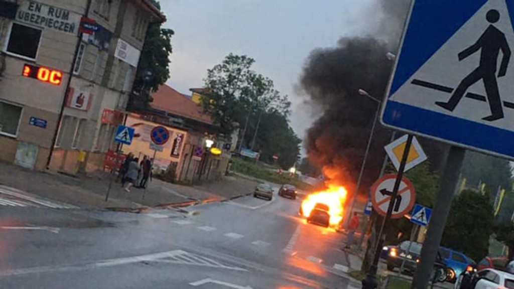 Pożar samochodu na ulicy Warszawskiej w Końskich [wideo, zdjęcia]