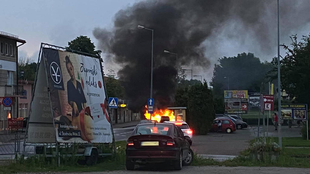 Pożar samochodu na ulicy Warszawskiej w Końskich [wideo, zdjęcia]