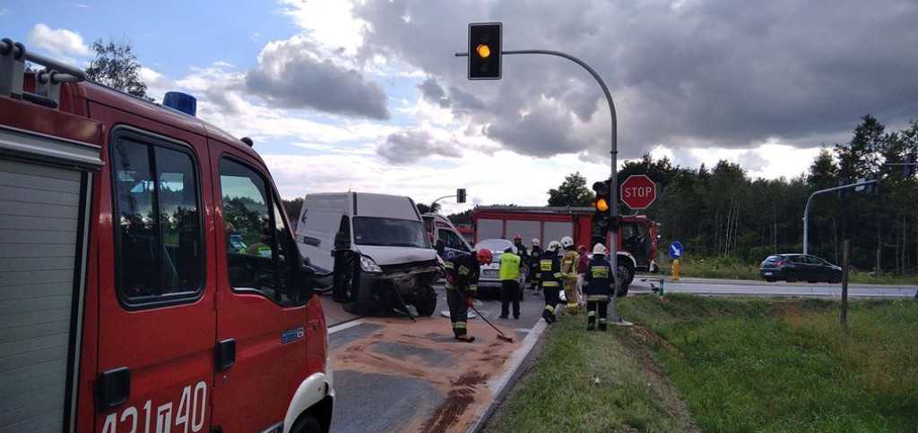 Wypadek z udziałem trzech pojazdów na krzyżówkach radoszyckich! [zdjęcia]