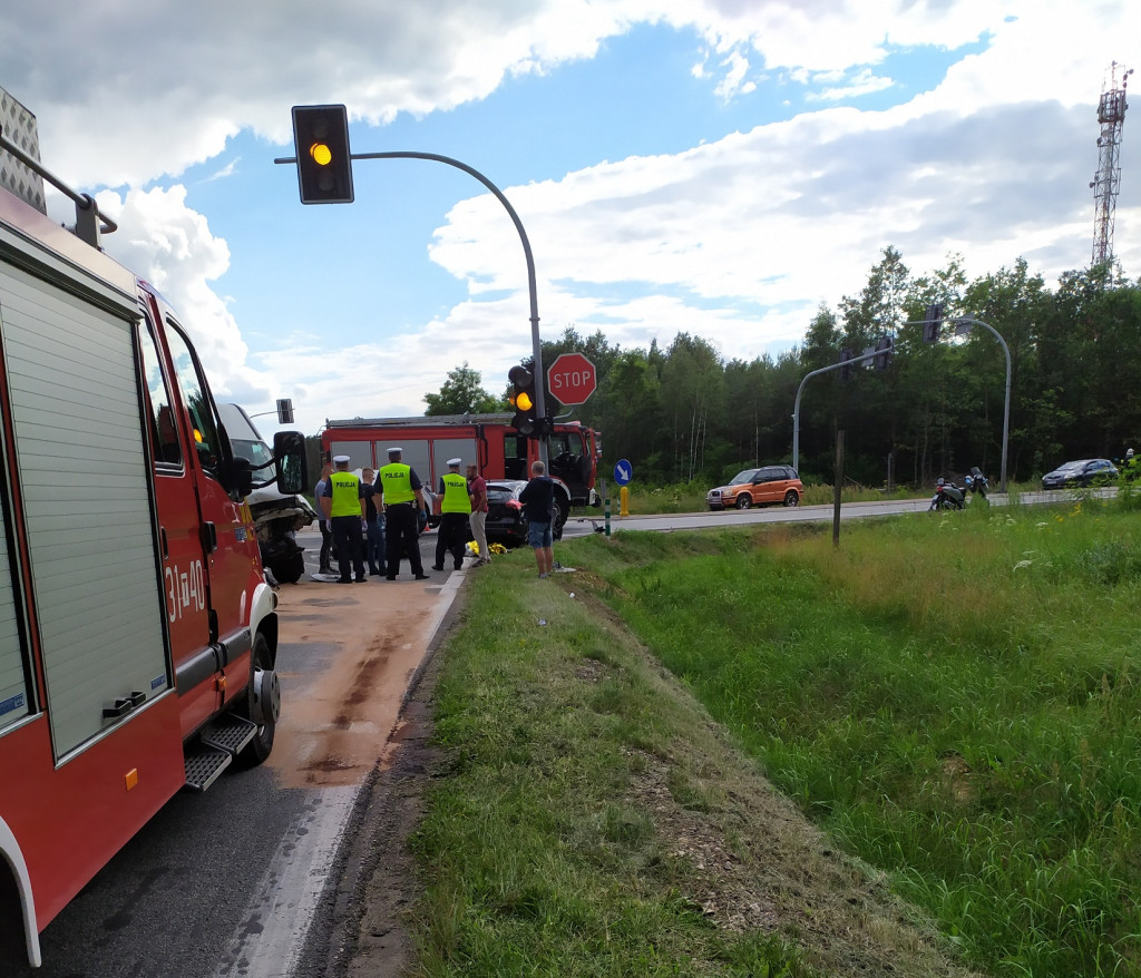 Wypadek z udziałem trzech pojazdów na krzyżówkach radoszyckich! [zdjęcia]