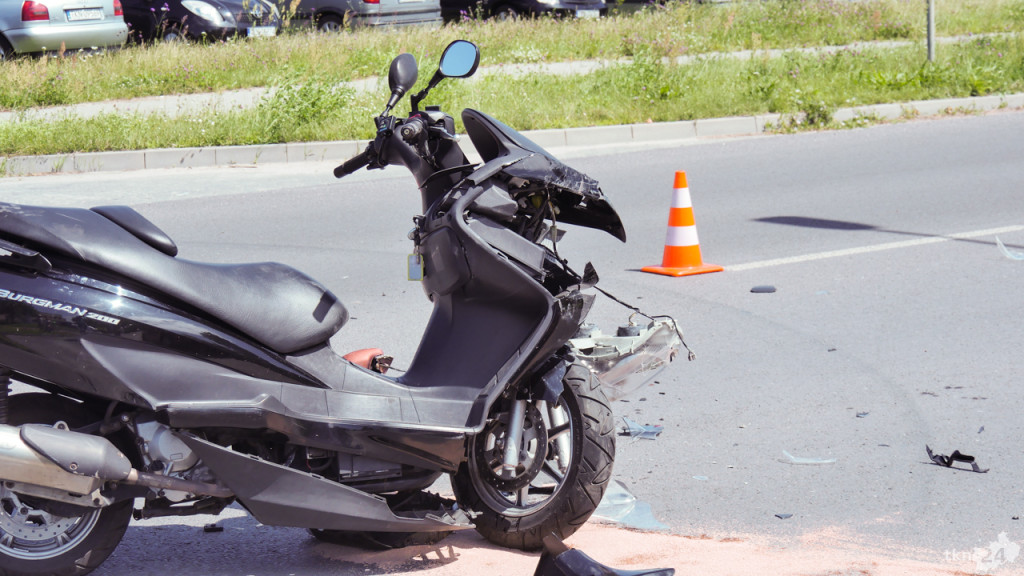 Zderzenie auta z motocyklem w Końskich. 59-latek zabrany do szpitala [wideo, zdjęcia]