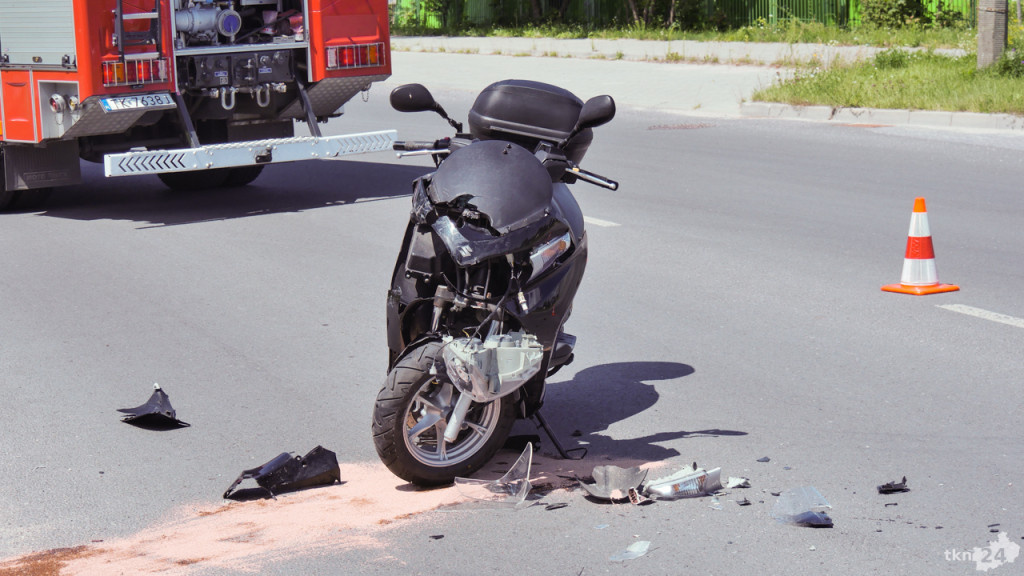 Zderzenie auta z motocyklem w Końskich. 59-latek zabrany do szpitala [wideo, zdjęcia]