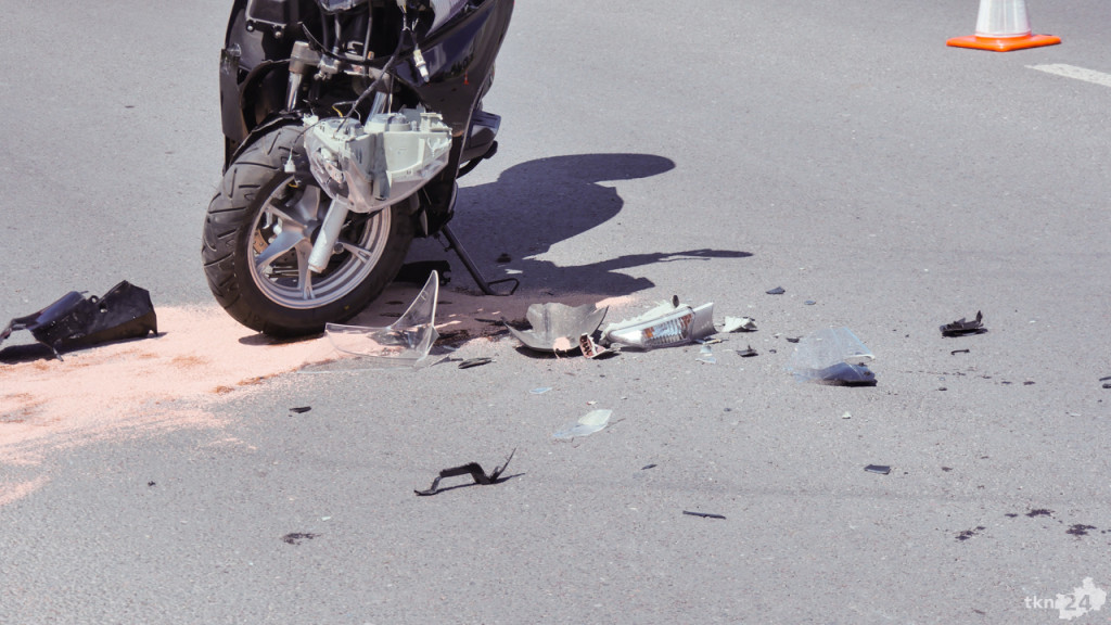 Zderzenie auta z motocyklem w Końskich. 59-latek zabrany do szpitala [wideo, zdjęcia]