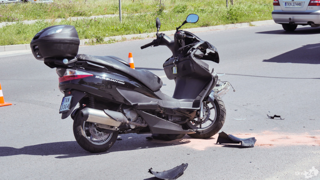 Zderzenie auta z motocyklem w Końskich. 59-latek zabrany do szpitala [wideo, zdjęcia]