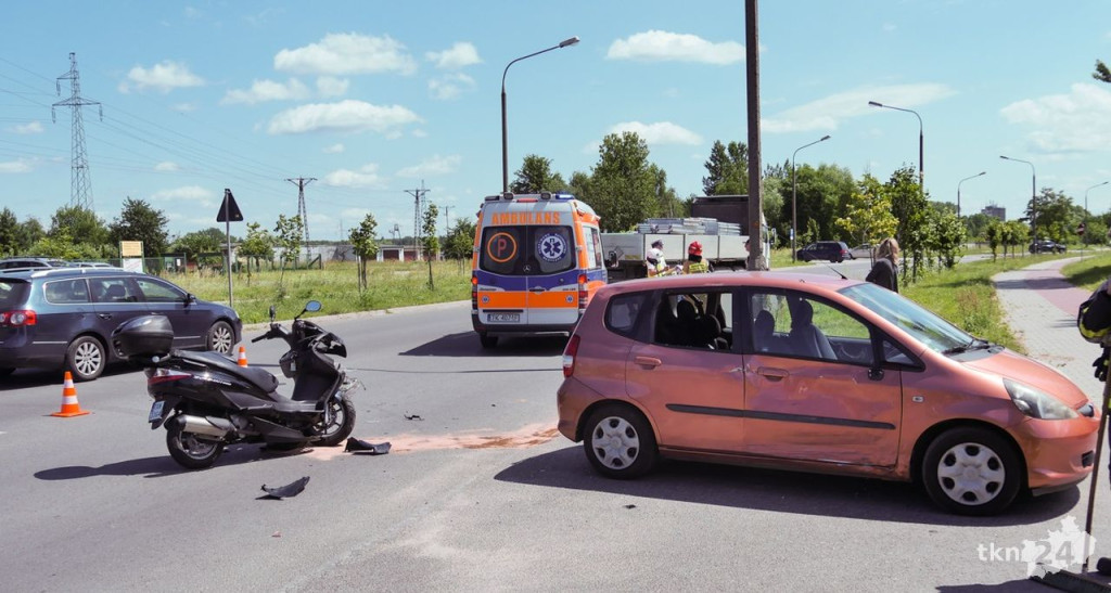 Zderzenie auta z motocyklem w Końskich. 59-latek zabrany do szpitala [wideo, zdjęcia]
