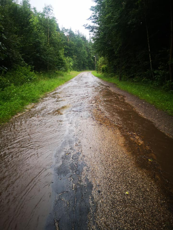 Stąporków pod wodą! Potoki na ulicach gminy [wideo, zdjęcia]