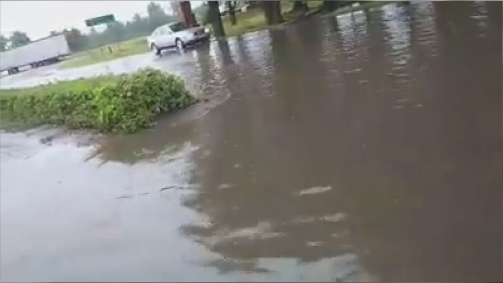 Stąporków pod wodą! Potoki na ulicach gminy [wideo, zdjęcia]