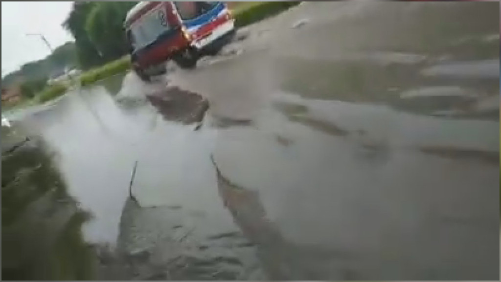 Stąporków pod wodą! Potoki na ulicach gminy [wideo, zdjęcia]