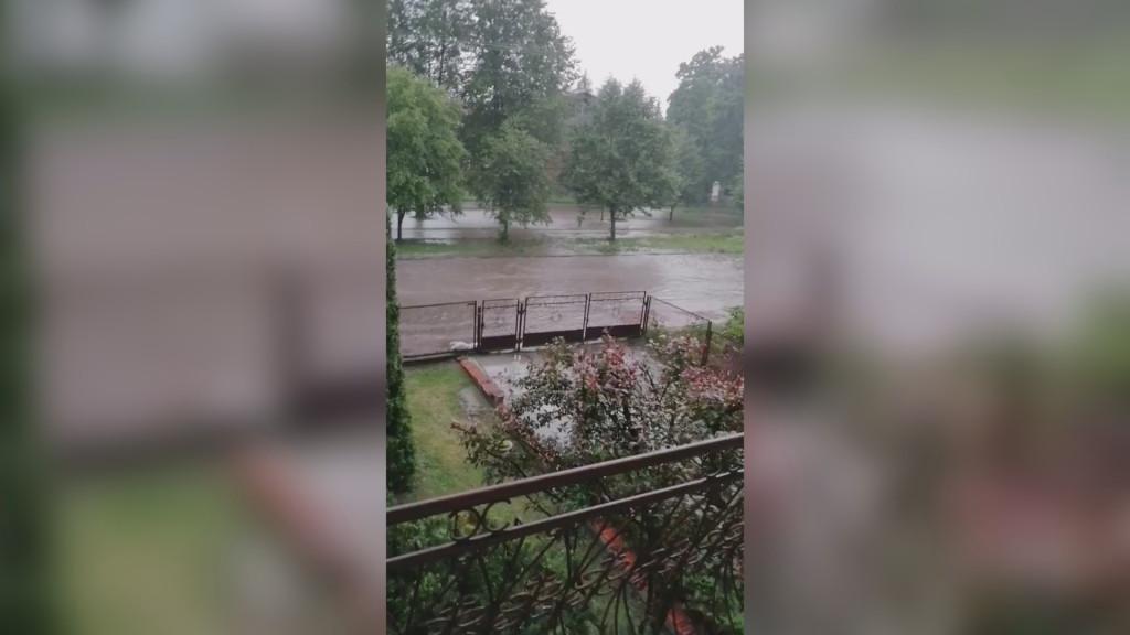 Stąporków pod wodą! Potoki na ulicach gminy [wideo, zdjęcia]