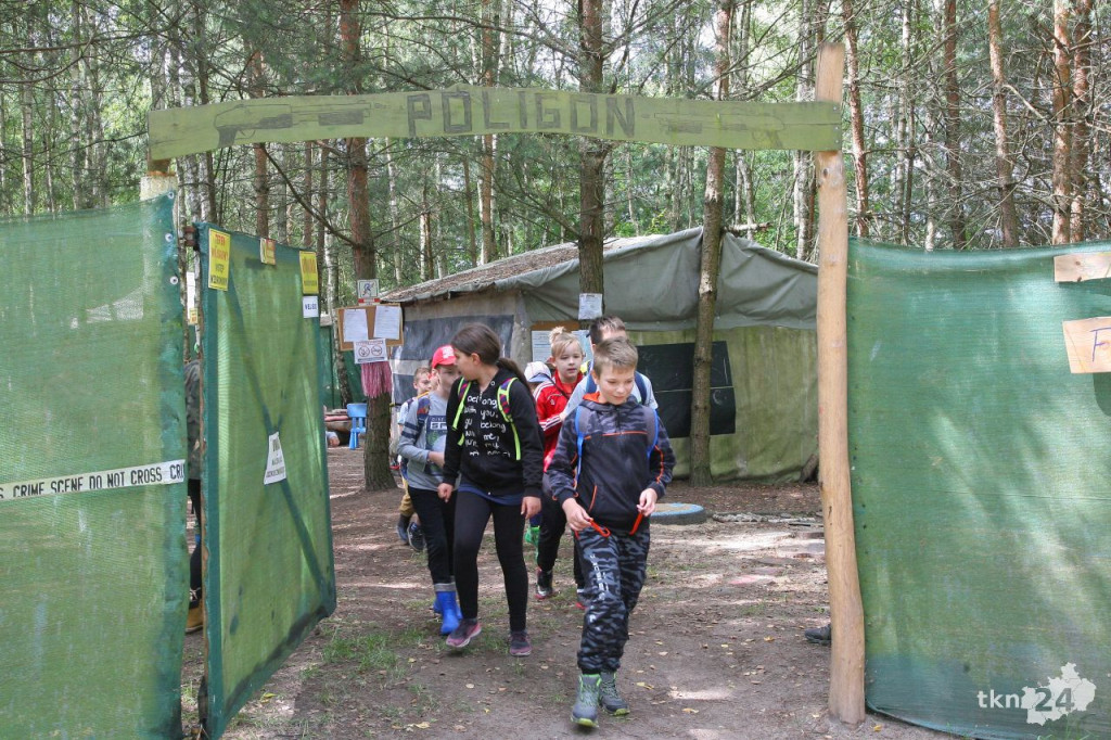 Innowacyjne zajęcia na Poligonie w Dębie. Gościem specjalnym surwiwalowiec [wideo, zdjęcia]