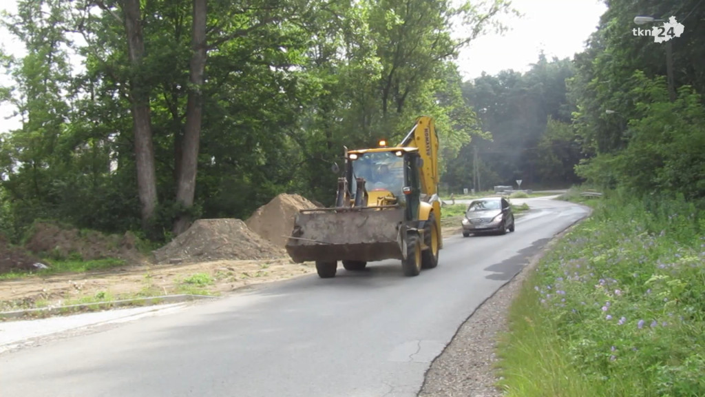Nowa droga i miejsca postojowe między cmentarzem a Stadnicką Wolą [wideo, zdjęcia]
