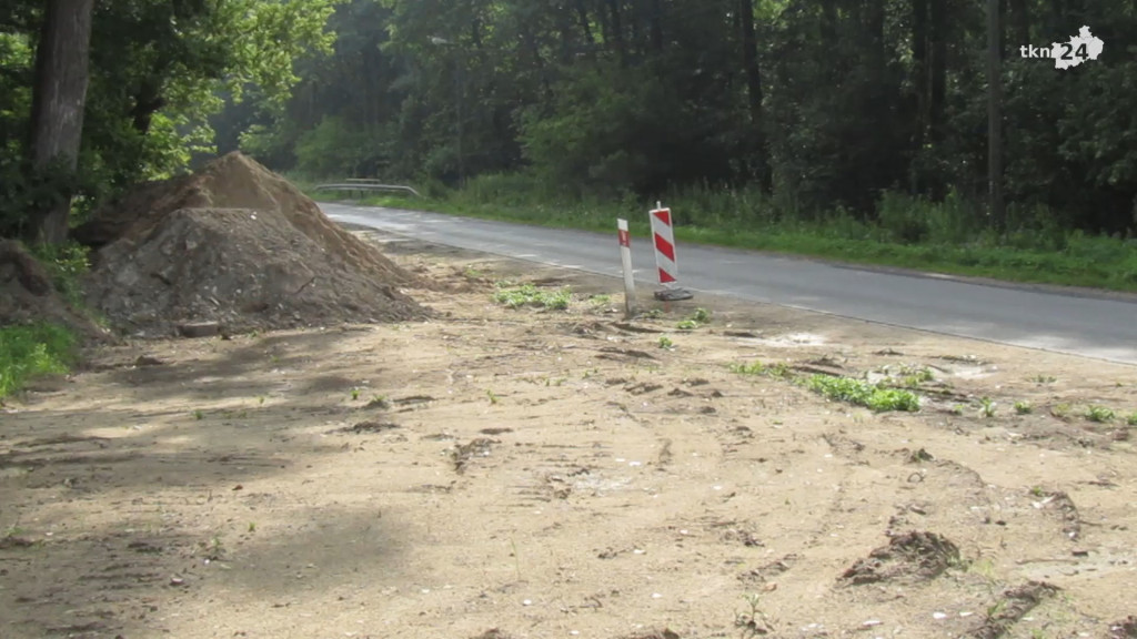 Nowa droga i miejsca postojowe między cmentarzem a Stadnicką Wolą [wideo, zdjęcia]