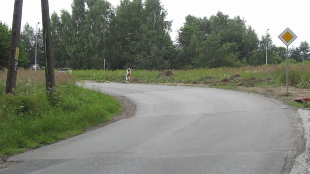 Nowa droga i miejsca postojowe między cmentarzem a Stadnicką Wolą [wideo, zdjęcia]