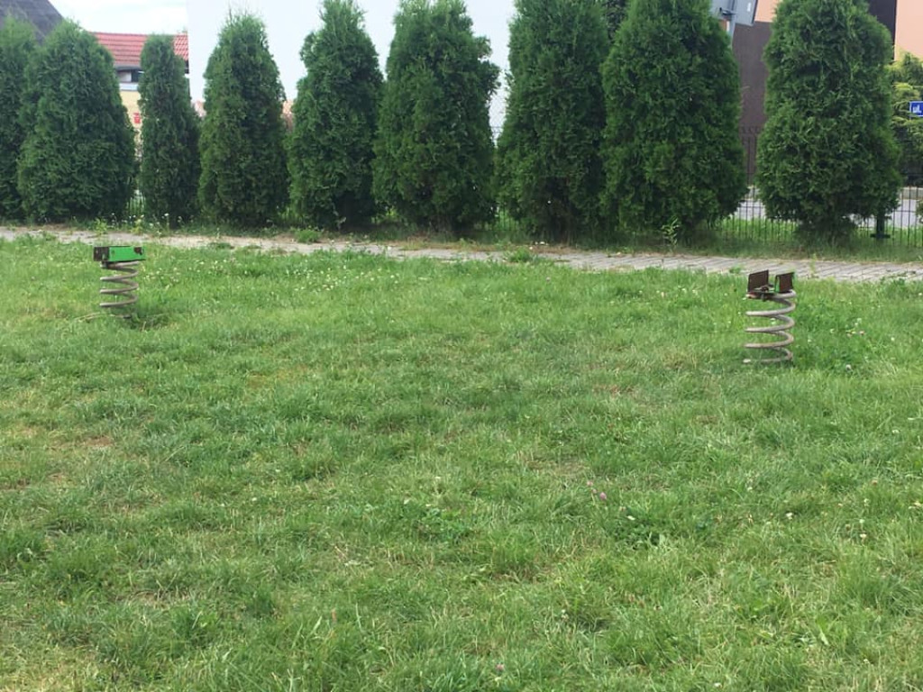 Rodzice skarżą się na plac zabaw w Rogowie. Sołtys: wszyscy musimy wziąć za to odpowiedzialność [wideo, zdjęcia]
