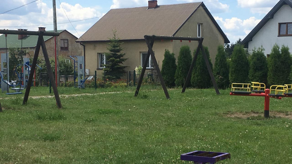Rodzice skarżą się na plac zabaw w Rogowie. Sołtys: wszyscy musimy wziąć za to odpowiedzialność [wideo, zdjęcia]