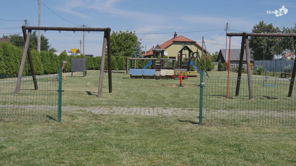 Rodzice skarżą się na plac zabaw w Rogowie. Sołtys: wszyscy musimy wziąć za to odpowiedzialność [wideo, zdjęcia]