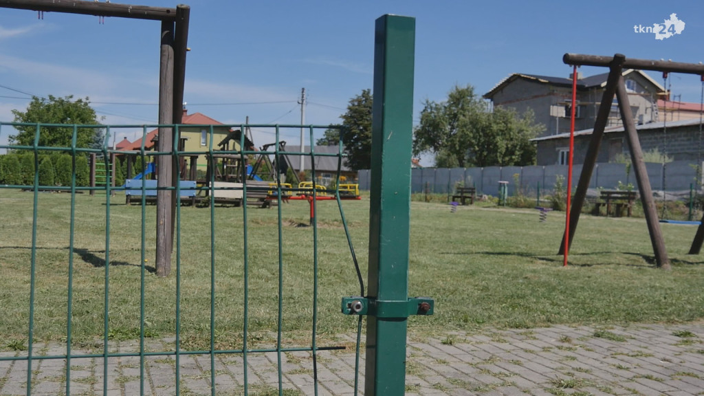 Rodzice skarżą się na plac zabaw w Rogowie. Sołtys: wszyscy musimy wziąć za to odpowiedzialność [wideo, zdjęcia]