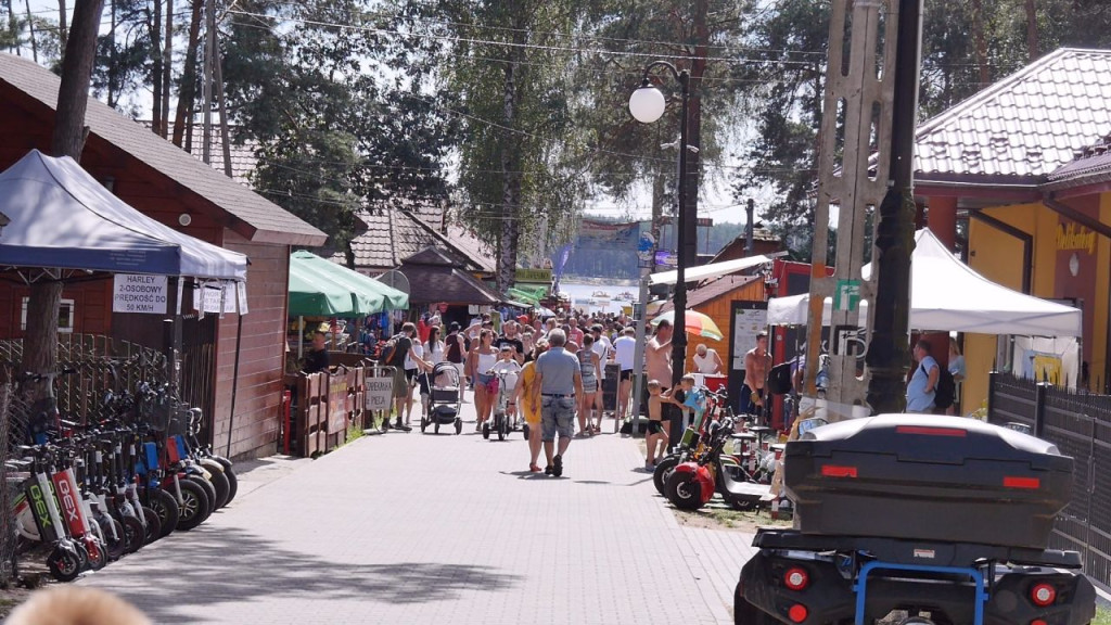 Zapełnione plaże i ścisk na alejkach. Tak wyglądał weekend w Sielpi [wideo, zdjęcia]