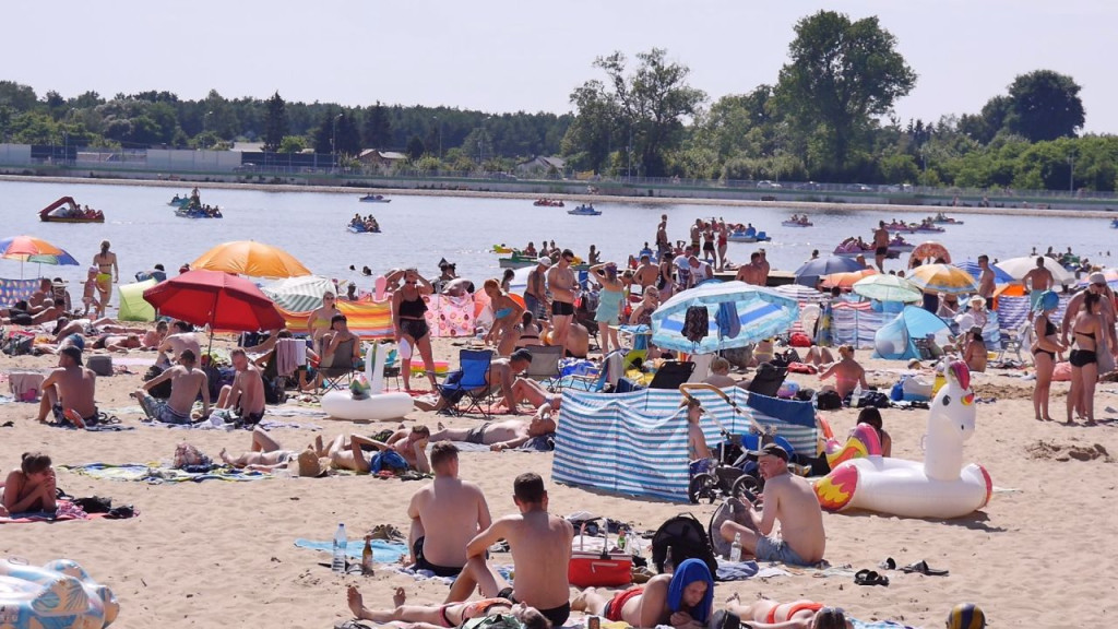 Zapełnione plaże i ścisk na alejkach. Tak wyglądał weekend w Sielpi [wideo, zdjęcia]