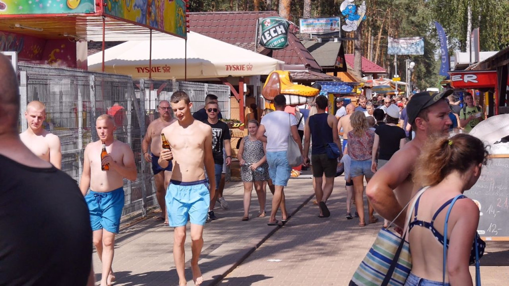 Zapełnione plaże i ścisk na alejkach. Tak wyglądał weekend w Sielpi [wideo, zdjęcia]